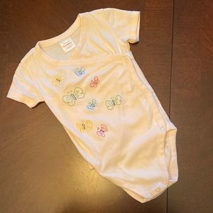 Hanna Andersson sz 2T pink “butterflies” onesie EUC